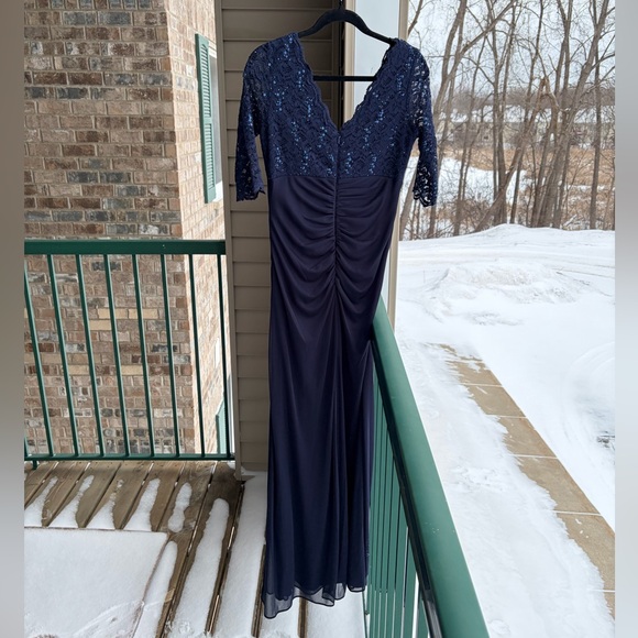 🆕 Betsy & Adam Navy Blue Lace Sequin Gown V-Neck Ruched Maxi Dress Size 10 Party - Picture 5 of 15